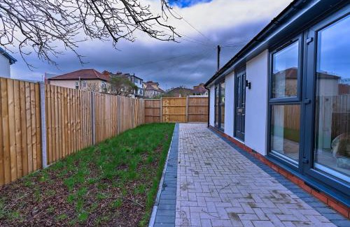 Filton Haus | Cozy bungalow near Concorde museum w/backyard