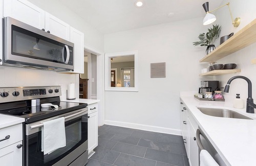 Broad Ripple Haus | Cozy Bungalow - walk to Broadripple Ave. and Monon