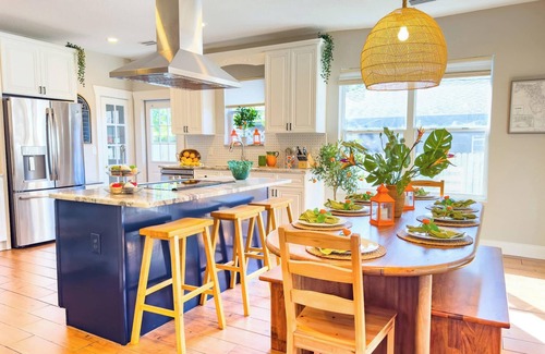 South Seminole Heights Haus | Cozy Bungalow with Private Hot Tub and Fire pit