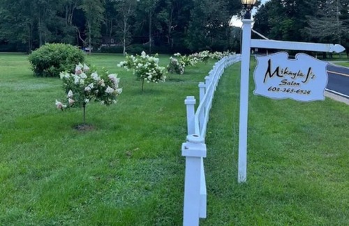 Eliot Haus | Cozy bungalow with WiFi, AC, and swimming pool access in peaceful Eliot, ME