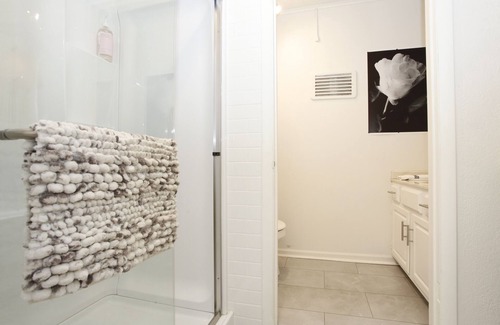 South Kansas City Haus | Cozy, but Large House on Quiet Commercial Street