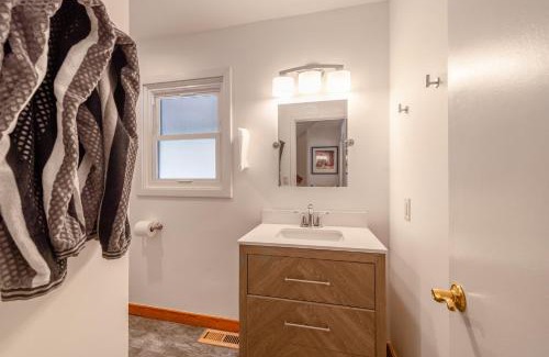 Tahoe Vista Haus | Cozy Cabin 5 Min Walk to Lake Tahoe Hot-Tub Excellent Location