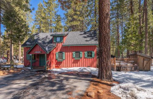 Tahoe Vista Haus | Cozy Cabin 5 Min Walk to Lake Tahoe Hot-Tub Excellent Location