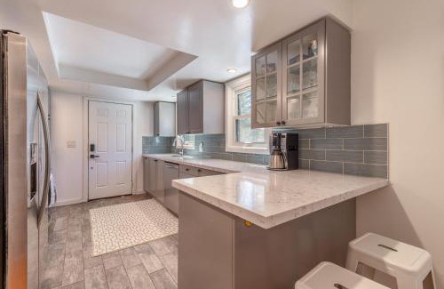 Tahoe Vista Haus | Cozy Cabin 5 Min Walk to Lake Tahoe Hot-Tub Excellent Location