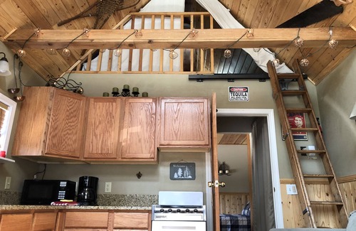 Bucks Lake Kabine | Gemütliche Hütte am schönen Bucks See, über die Straße von dem See. Erst vor kurzem renoviert.