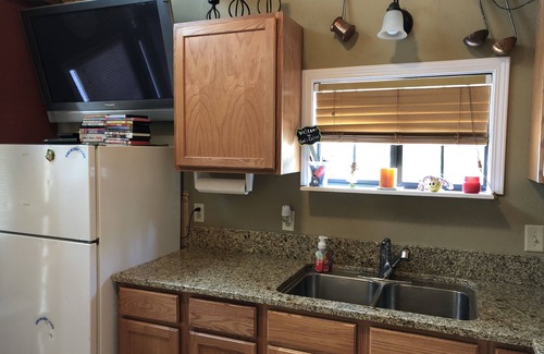 Bucks Lake Kabine | Gemütliche Hütte am schönen Bucks See, über die Straße von dem See. Erst vor kurzem renoviert.