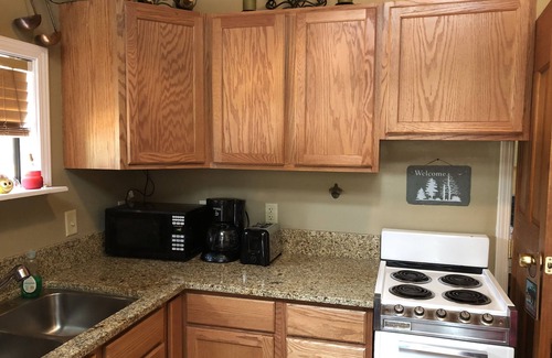 Bucks Lake Kabine | Gemütliche Hütte am schönen Bucks See, über die Straße von dem See. Erst vor kurzem renoviert.