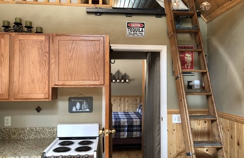 Bucks Lake Kabine | Gemütliche Hütte am schönen Bucks See, über die Straße von dem See. Erst vor kurzem renoviert.