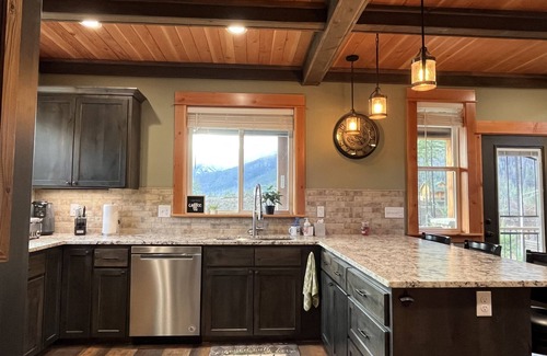 Detroit Haus | Cozy cabin in Detroit. 6 minute walk to Detroit Marina. Full kitchen amenities.