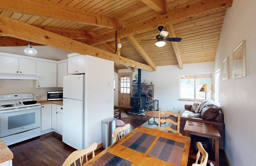 Sula Kabine | Cozy cabin in pastoral setting w/wood stove, mountain views, walk to river