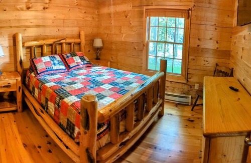 West Springfield Kabine | Cozy Cabin in the Woods with Beautiful Pond Views
