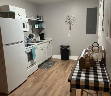 Mathias Haus | Cozy Cabin, minutes from Lost River State Park