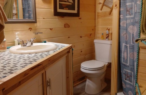 Sumner Kabine | Cozy cabin nestled on 20 private acres, hiking trail and pet friendly.