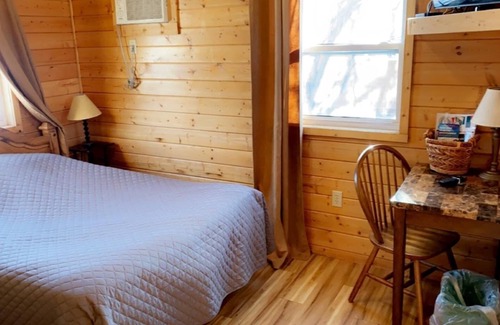 Napoleon Kabine | Cozy cabin. Sleeps 2. Includes mini fridge, microwave, Wi-Fi and outdoor space!