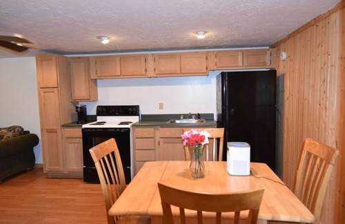 Woodbine Kabine | Cozy cabin with Full Kitchen on a pond in charming Corbin