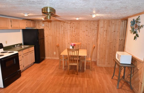 Woodbine Kabine | Cozy cabin with Full Kitchen on a pond in charming Corbin
