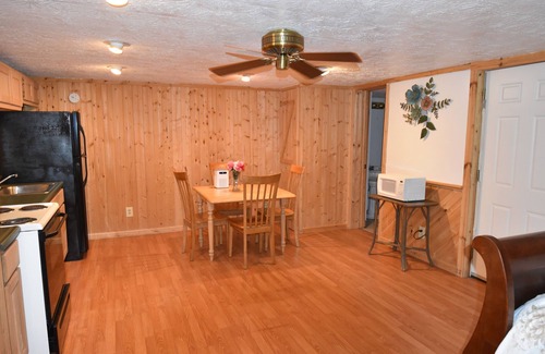 Woodbine Kabine | Cozy cabin with Full Kitchen on a pond in charming Corbin
