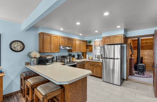 Overlook Park Haus | Cozy Cabin with Hot Tub, SHARC Passes, Large Deck, Double Living Rooms!