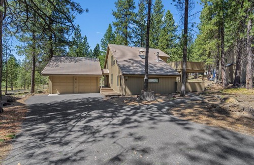 Overlook Park Haus | Cozy Cabin with Hot Tub, SHARC Passes, Large Deck, Double Living Rooms!