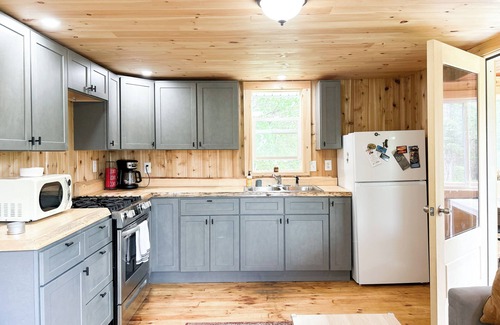 Weld Kabine | Cozy Cabin with Mountain Views, Creek, Fire Pit, AC/WiFi