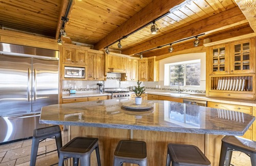 Ogden Kabine | Cozy Cabin with Views, Four King Beds & Hot Tub!