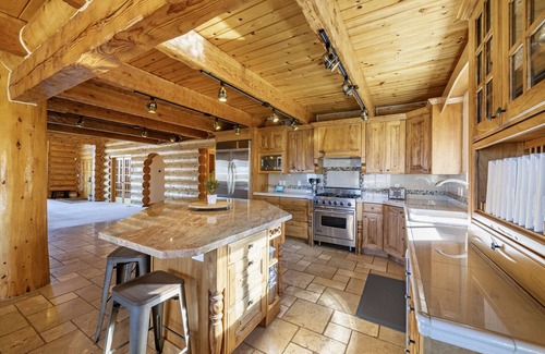 Ogden Kabine | Cozy Cabin with Views, Four King Beds & Hot Tub!