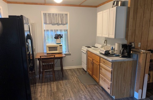 Eidson Kabine | Cozy cabin with WiFi and AC in Eidson, TN, close to Rogersville, Sneedville