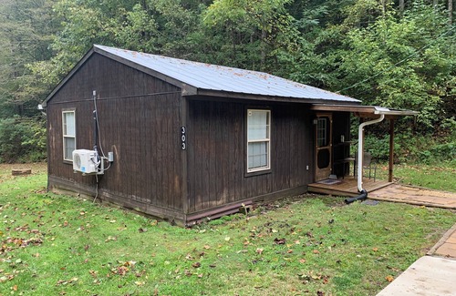 Eidson Kabine | Cozy cabin with WiFi and AC in Eidson, TN, close to Rogersville, Sneedville