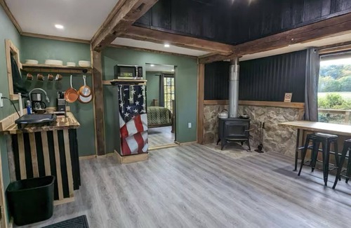 Coshocton Kabine | Cozy cabin with WiFi and AC in welcoming Willcreek River