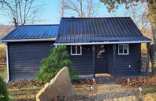 Coshocton Kabine | Cozy cabin with WiFi and AC in welcoming Willcreek River