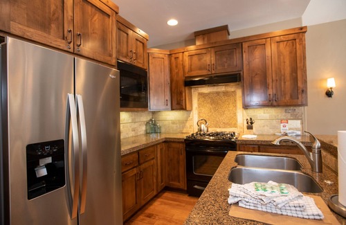 Sunriver Kabine | 24 Caldera Kabine: 2 BR / 3 BA Kabine in Bend, Schlafmöglichkeiten für 6