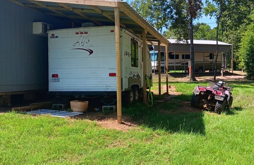 Negreet Haus | Cozy Camper - Small RV near Toledo Bend, LA.