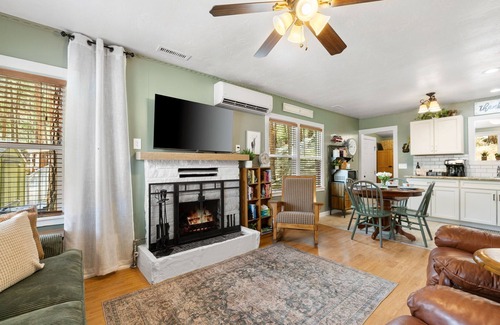 Mountain Club Kabine | Cozy canyon cabin nestled in the Prescott Pines-dog-friendly for your getaway!