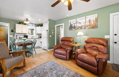 Mountain Club Kabine | Cozy canyon cabin nestled in the Prescott Pines-dog-friendly for your getaway!