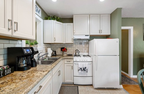 Mountain Club Kabine | Cozy canyon cabin nestled in the Prescott Pines-dog-friendly for your getaway!