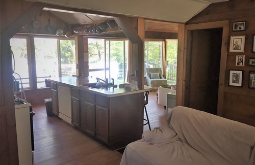 East Falmouth Hütte | Gemütliches Cape Cod Cottage mit Blick auf und mit eigenem Strand am Jenkins Pond.