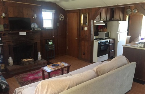 East Falmouth Hütte | Gemütliches Cape Cod Cottage mit Blick auf und mit eigenem Strand am Jenkins Pond.