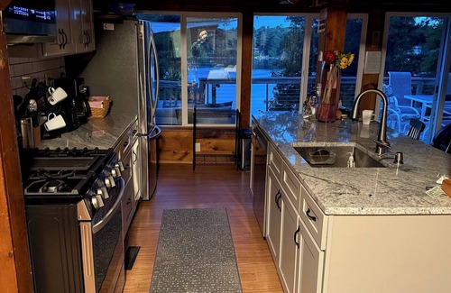 East Falmouth Hütte | Gemütliches Cape Cod Cottage mit Blick auf und mit eigenem Strand am Jenkins Pond.