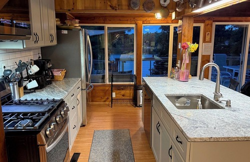 East Falmouth Hütte | Gemütliches Cape Cod Cottage mit Blick auf und mit eigenem Strand am Jenkins Pond.