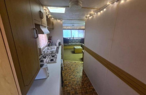 Grangetown Kabine | Cozy Cardiff Cabin Retreat Sleeps 6 by Aimee