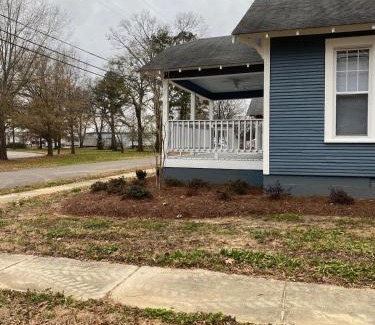 Tupelo Haus | Cozy Chestnut Cottage- Downtown favorite!