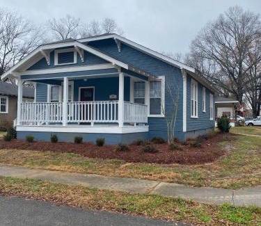 Tupelo Haus | Cozy Chestnut Cottage- Downtown favorite!