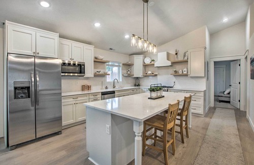 Bloomington Haus | Cozy + Chic Abode ~ 11 Mi to Bloomington Lake