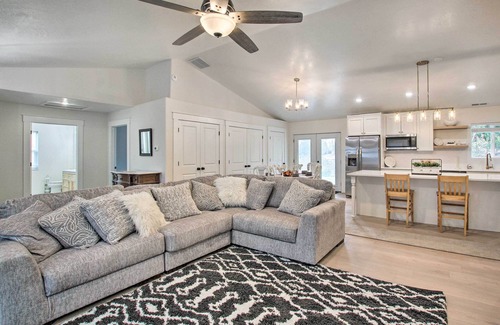 Bloomington Haus | Cozy + Chic Abode ~ 11 Mi to Bloomington Lake