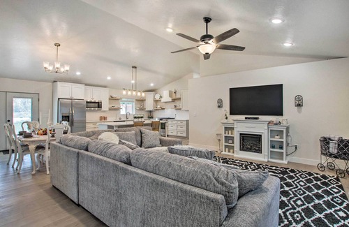 Bloomington Haus | Cozy + Chic Abode ~ 11 Mi to Bloomington Lake