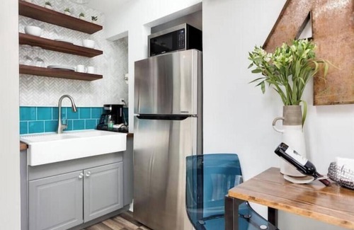 East Atlanta Wohnung | Cozy & Chic Haven w/spacious deck and gym access. Walk to East Atlanta Village!