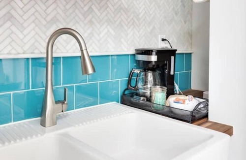 East Atlanta Wohnung | Cozy & Chic Haven w/spacious deck and gym access. Walk to East Atlanta Village!