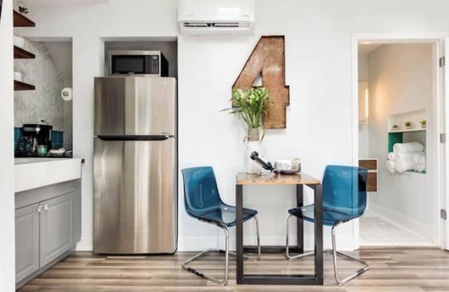 East Atlanta Wohnung | Cozy & Chic Haven w/spacious deck and gym access. Walk to East Atlanta Village!