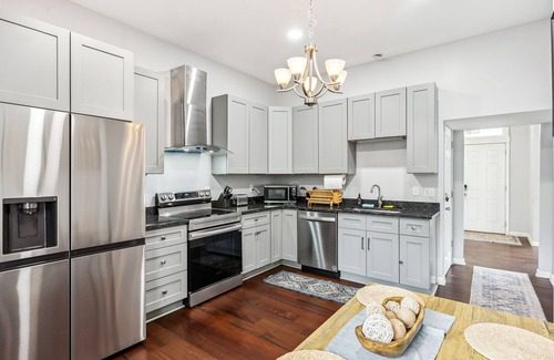 Weinland Park Haus | Cozy Columbus Escape Near OSU and Downtown – Sleeps 12 - Great for Game Days!