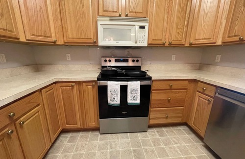 Milford Eigentumswohnung | Cozy condo, 30 minutes away from the beach, outlets and boardwalk.